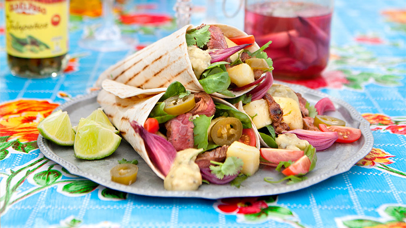 Fajitas fyllda med flankstek och picklad rödlök