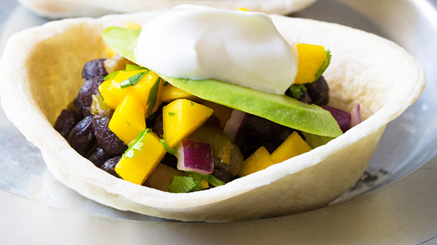 Minitacos med svarta bönor och mango pico de gallo