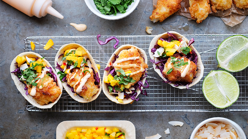 Pankofriterade fish tacos med hot mayo, mangosalsa och kokosflakes